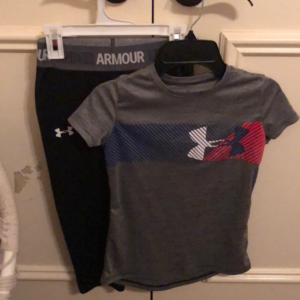 Under Armor set t shirt and black Capri leggings.